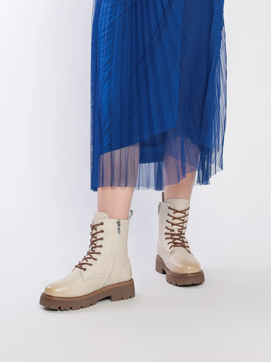 Ботинки бежевого цвета со шнуровкой и молнией
